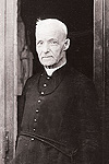 Le fr&egrave;re Andr&eacute; &agrave; la porte de la crypte. 