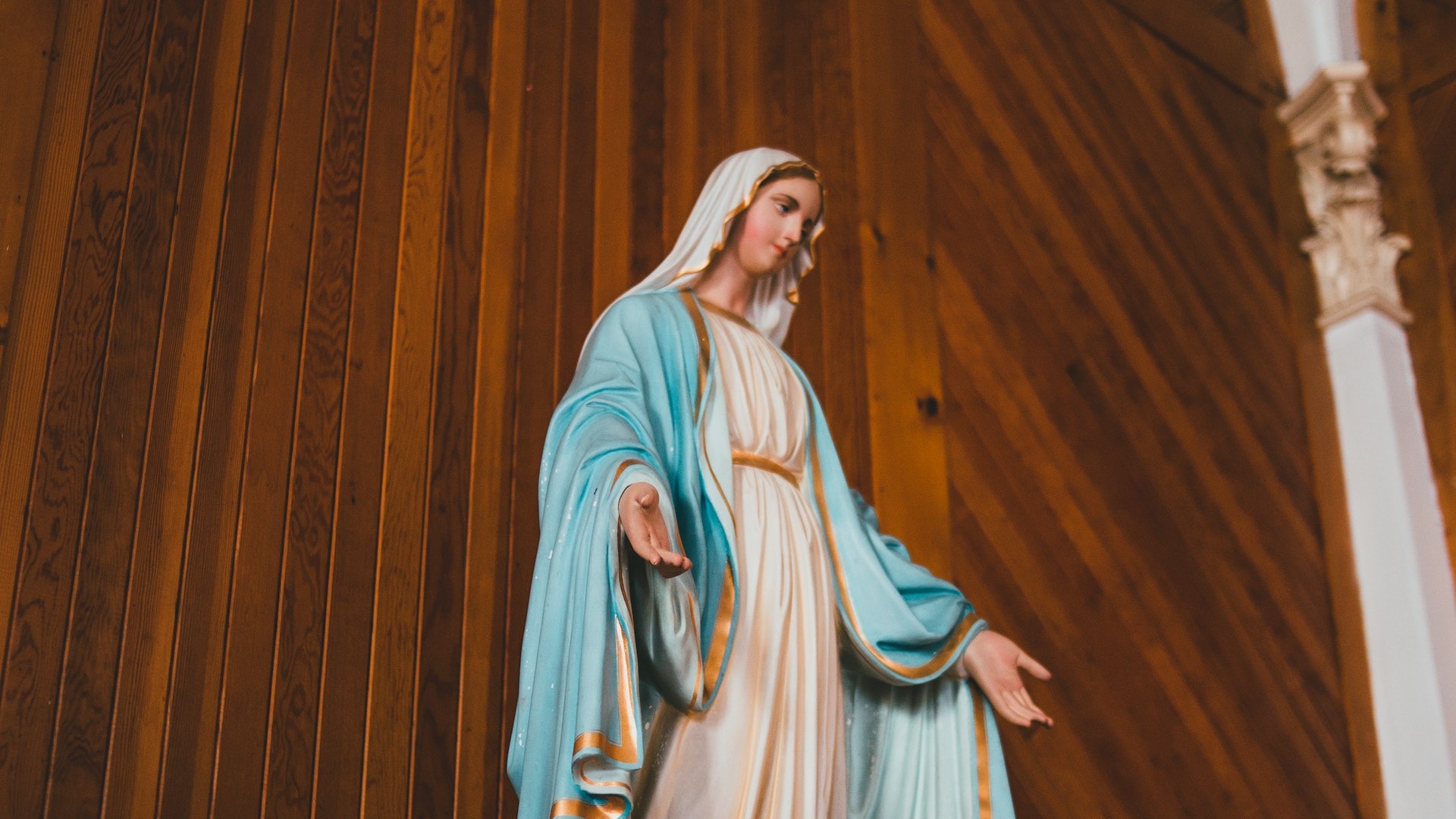Pourquoi tout simplement prier la Vierge Marie, notre mère, et de s’attacher à elle ?