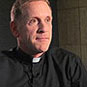 Le père Edwin Obermiller, csc (Assistant provincial, Congrégation de Sainte-Croix, Indiana), se prépare pour son entrevue.